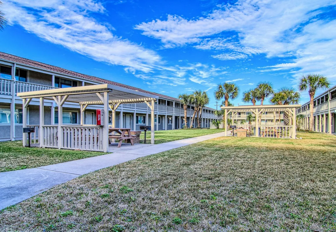 Courtyard #212 1 Bedroom Condo By Redawning hotel hero