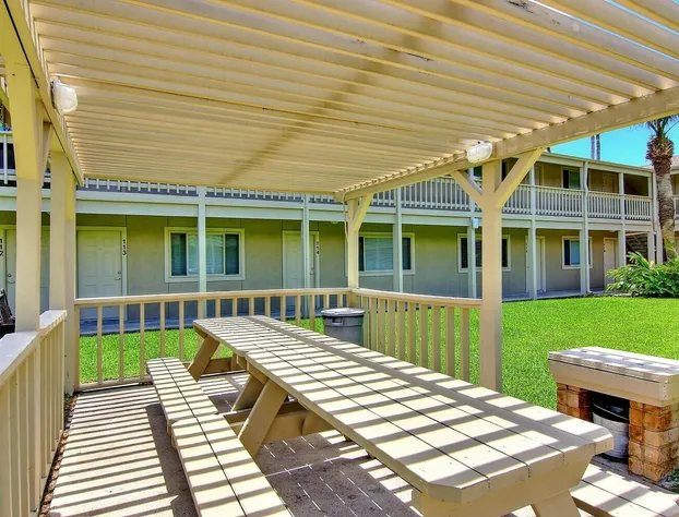 Courtyard #218 1 Bedroom Condo By Redawning hotel detail image 4