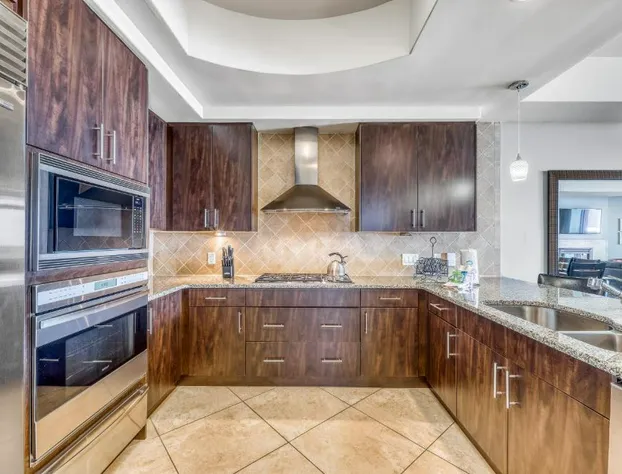 Turquoise C407 hotel detail image 3