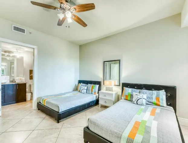 Turquoise C407 hotel detail image 4