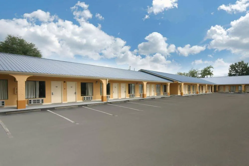 Days Inn by Wyndham DeFuniak Springs hotel hero