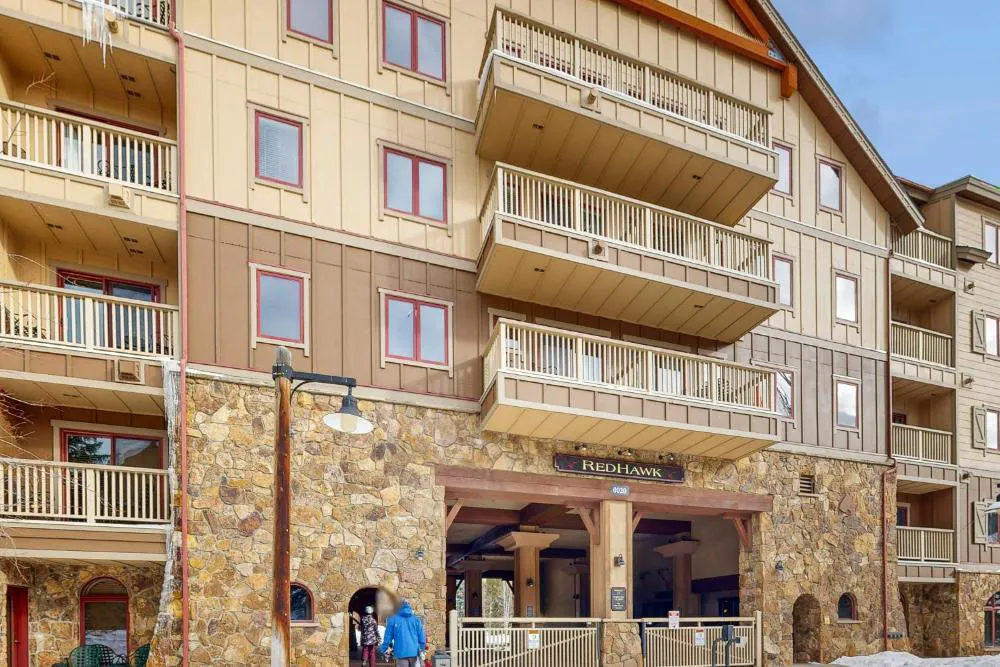 Red Hawk Lodge 2200 hotel hero