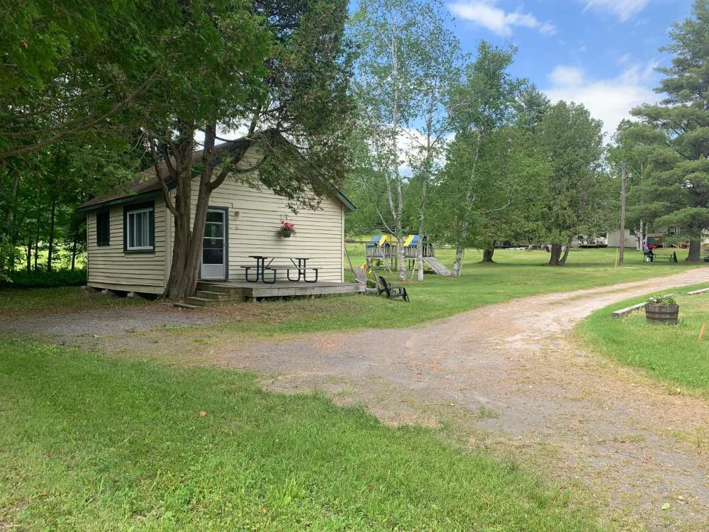 Colonial Bay Motel and Cottages hotel hero