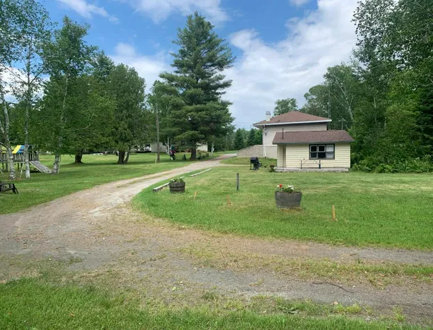 Colonial Bay Motel and Cottages hotel detail image 1