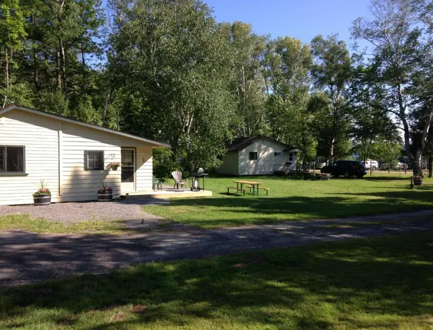 Colonial Bay Motel and Cottages hotel detail image 2