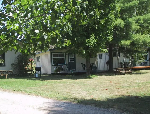 Colonial Bay Motel and Cottages hotel detail image 3
