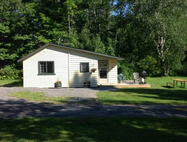 Colonial Bay Motel and Cottages hotel detail image 4