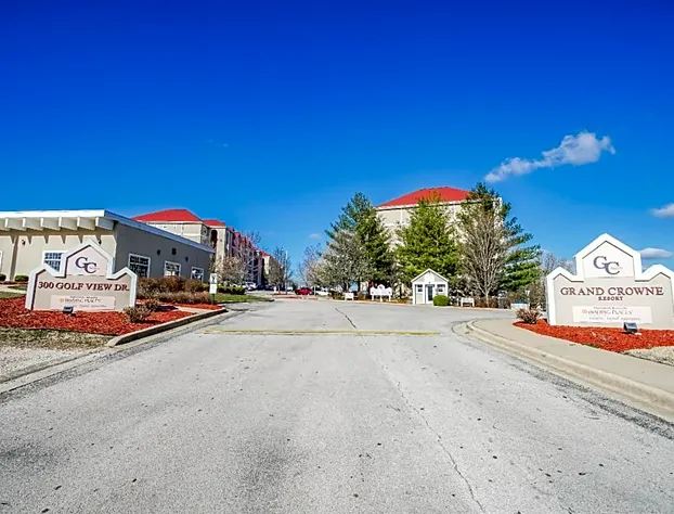 Surreys Grand Crowne Resort hotel detail image 2