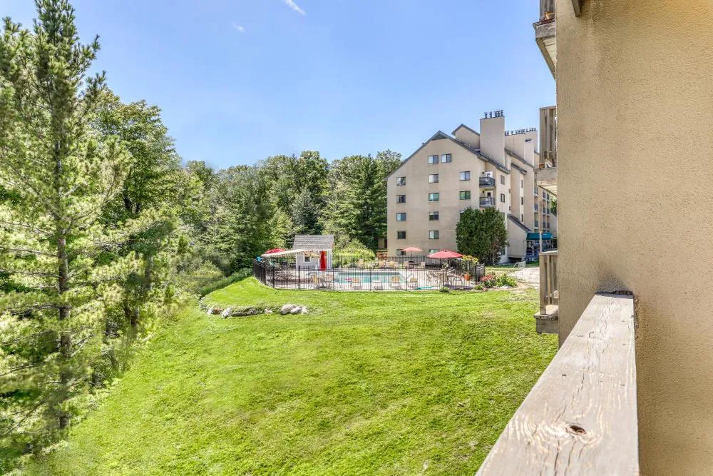 Mountain Green: 2D4 hotel hero