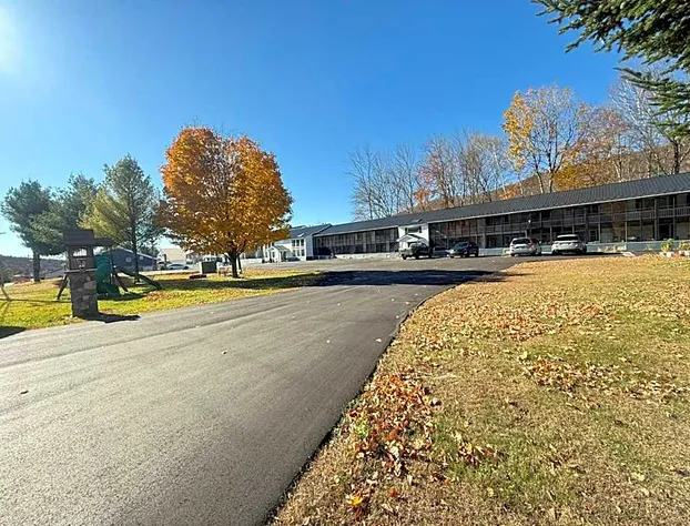 Travelodge by Wyndham Lincoln Near White Mountain hotel detail image 1