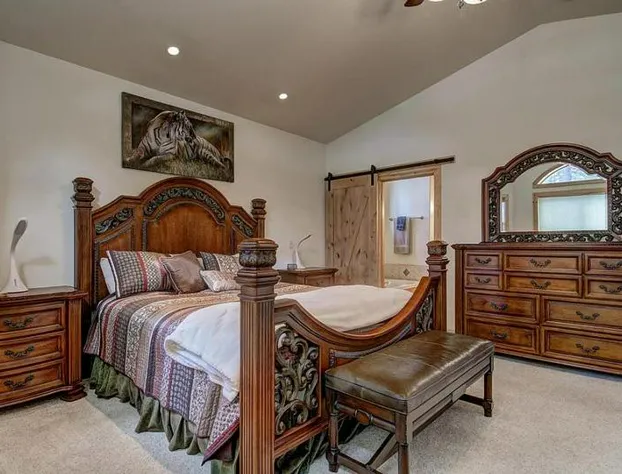 Lukins Lodge By The Lake Hot Tub hotel detail image 4