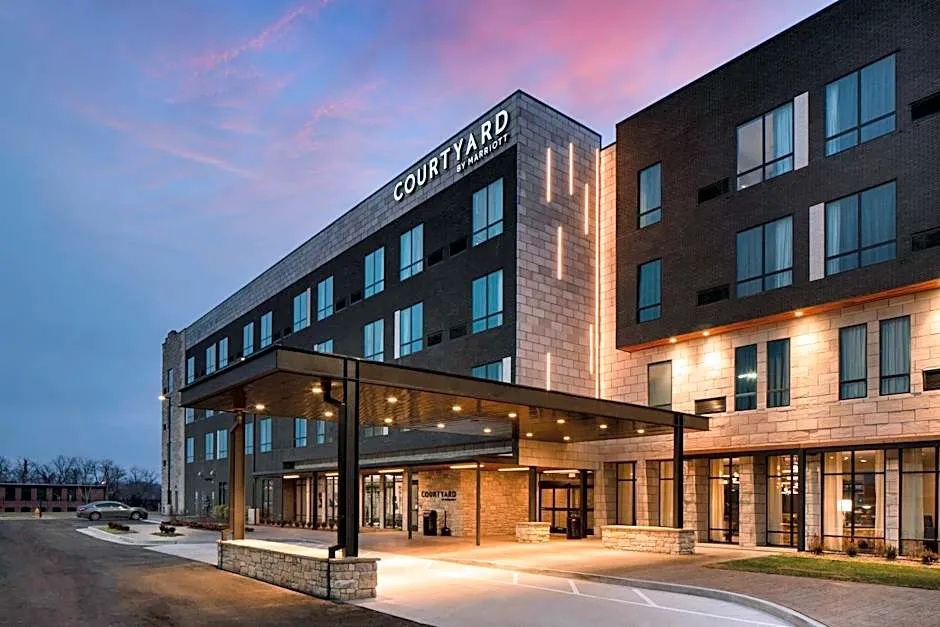 Courtyard by Marriott Jefferson City hotel hero