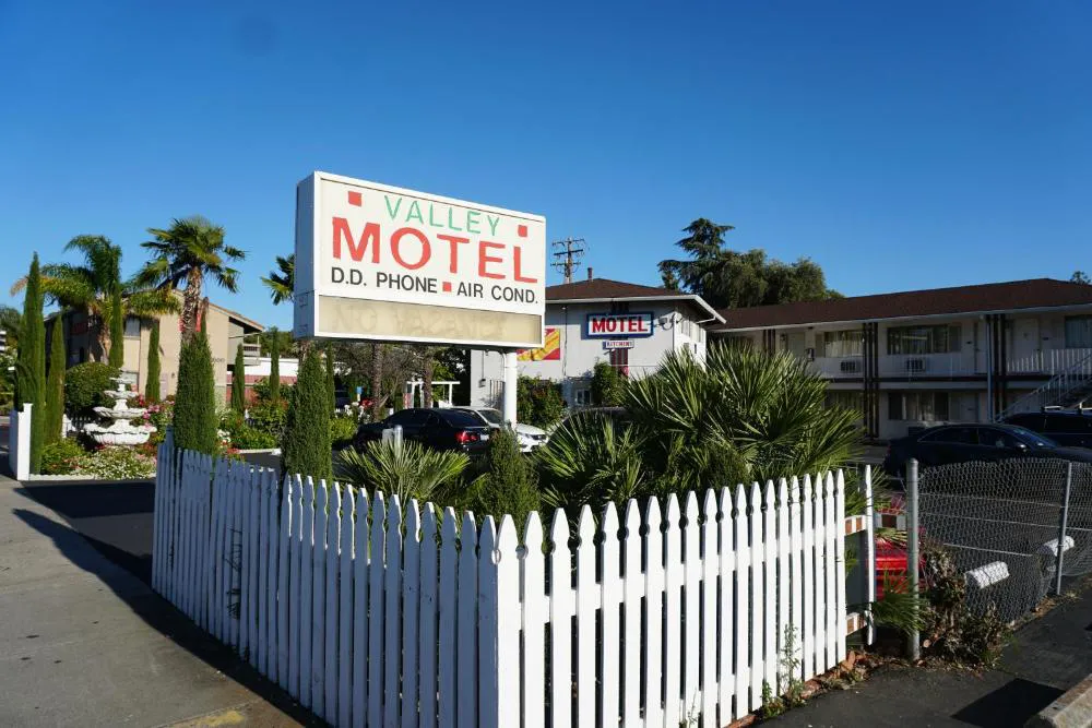 Valley Motel hotel hero