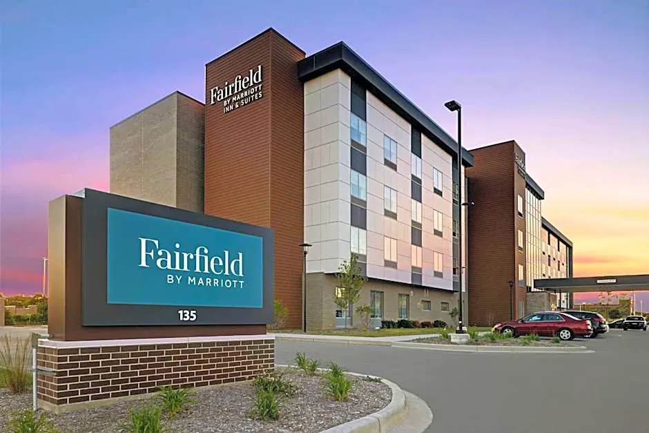 Fairfield Inn & Suites by Marriott Milwaukee Brookfield hotel hero