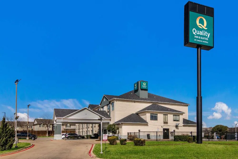 Quality Inn & Suites hotel hero