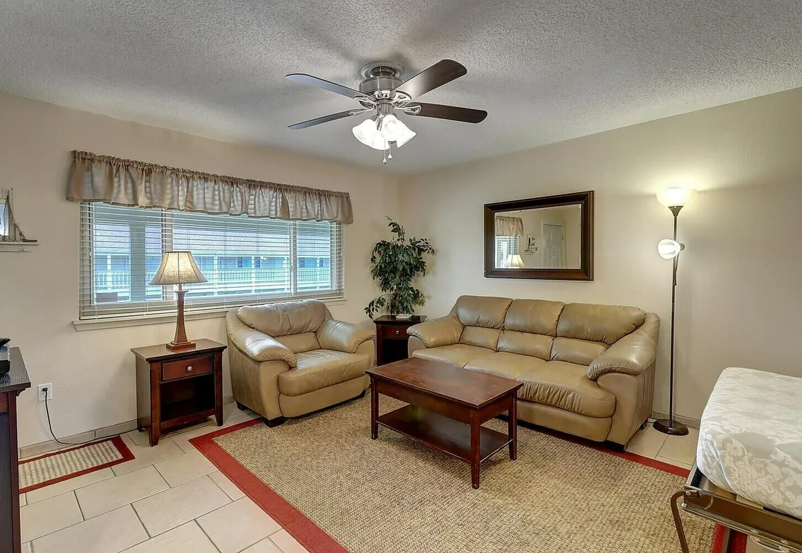 Courtyard #210 1 Bedroom Condo By Redawning hotel hero