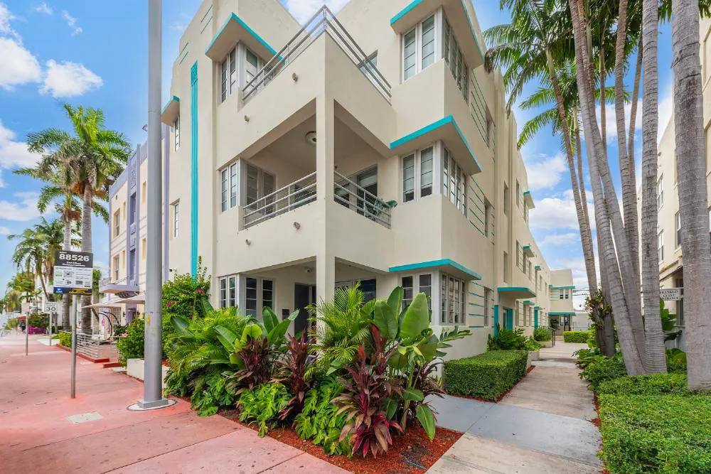 Luxuri Suites hotel hero