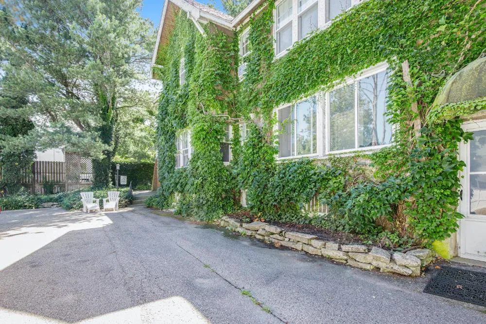 Ivy Manor hotel hero