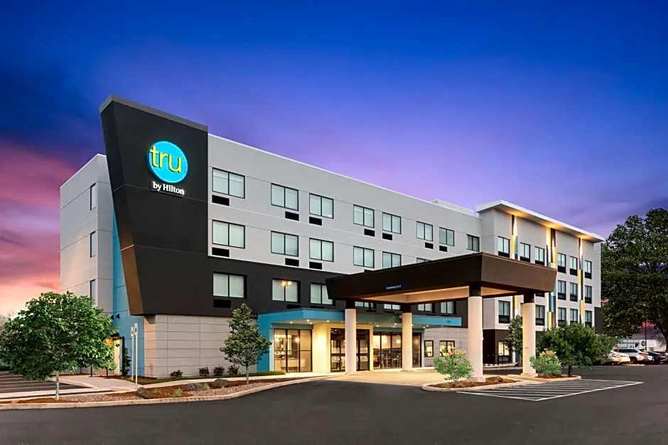 Tru by Hilton Portland Airport hotel hero