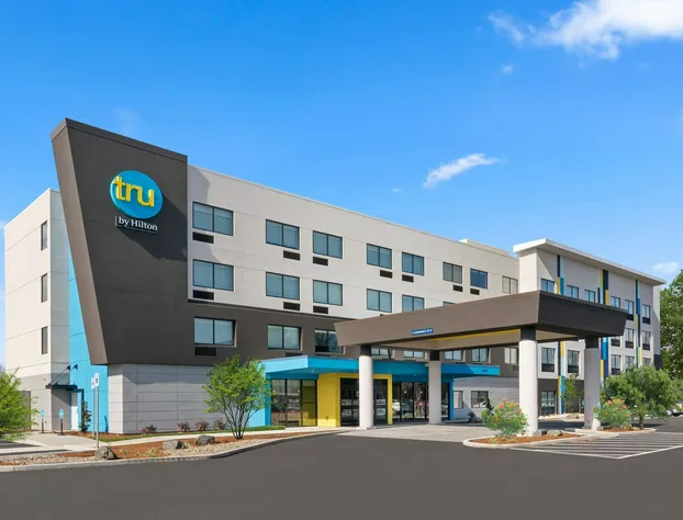 Tru by Hilton Portland Airport hotel detail image 1