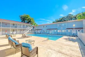 Oak Shores Studio 6 hotel detail image 1