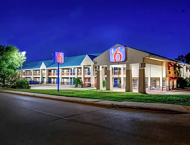 Motel 6 Arlington hotel detail image 1