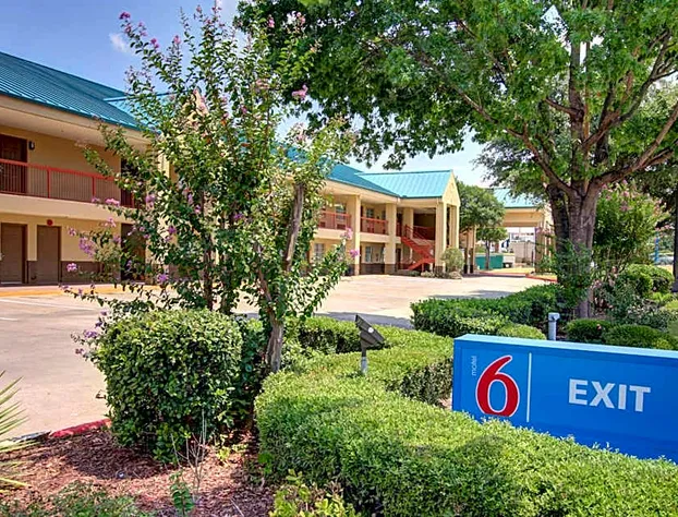 Motel 6 Arlington hotel detail image 3