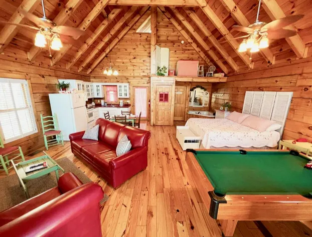 Adorable Shut'er Inn-FREE Tickets- 1 mile to downtown Pigeon Forge hotel detail image 3