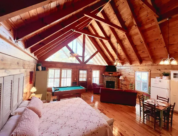 Adorable Shut'er Inn-FREE Tickets- 1 mile to downtown Pigeon Forge hotel detail image 4