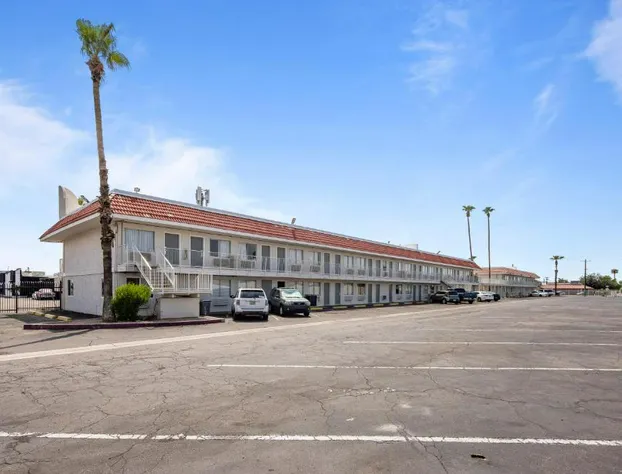 Super 8 by Wyndham Phoenix West hotel detail image 2