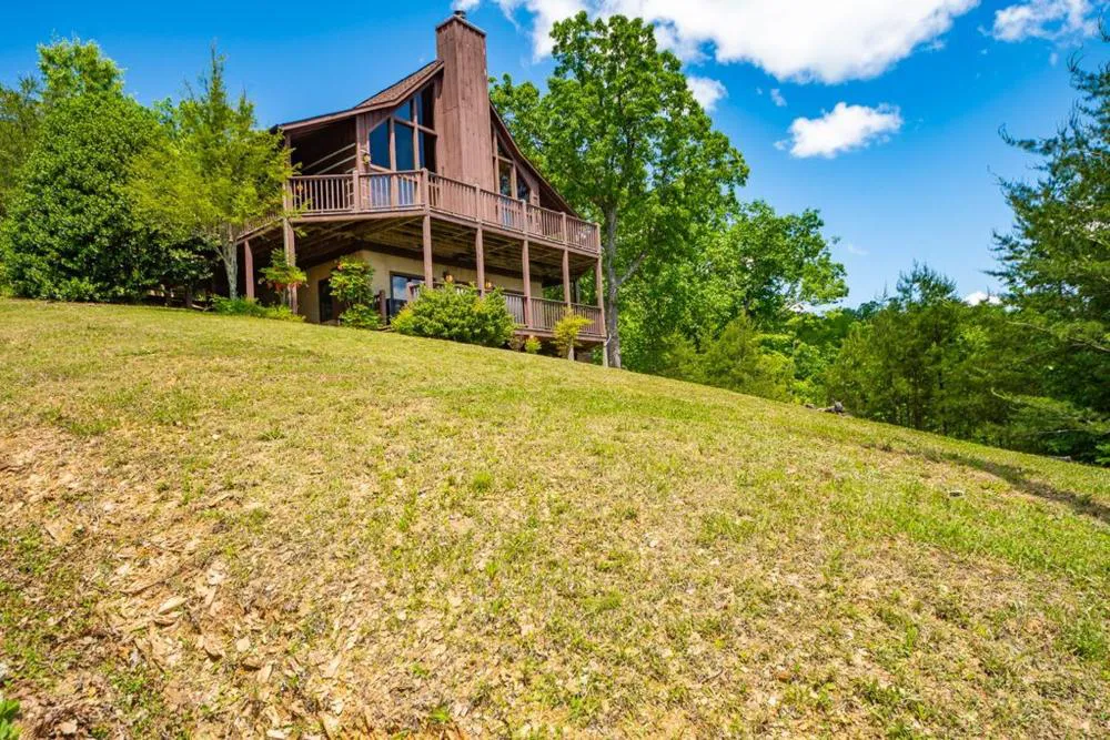 Campfire Lodge hotel hero