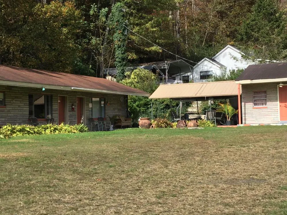 Lucky 7/ Rainbow motel hotel hero