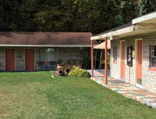 Lucky 7/ Rainbow motel hotel detail image 2