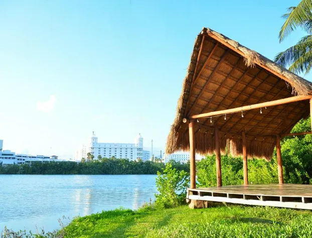 Nílu Cancun Zona Hotelera by Selina hotel detail image 1