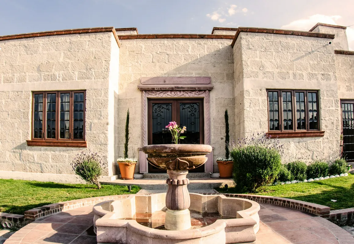 BLACK club SMA hotel hero