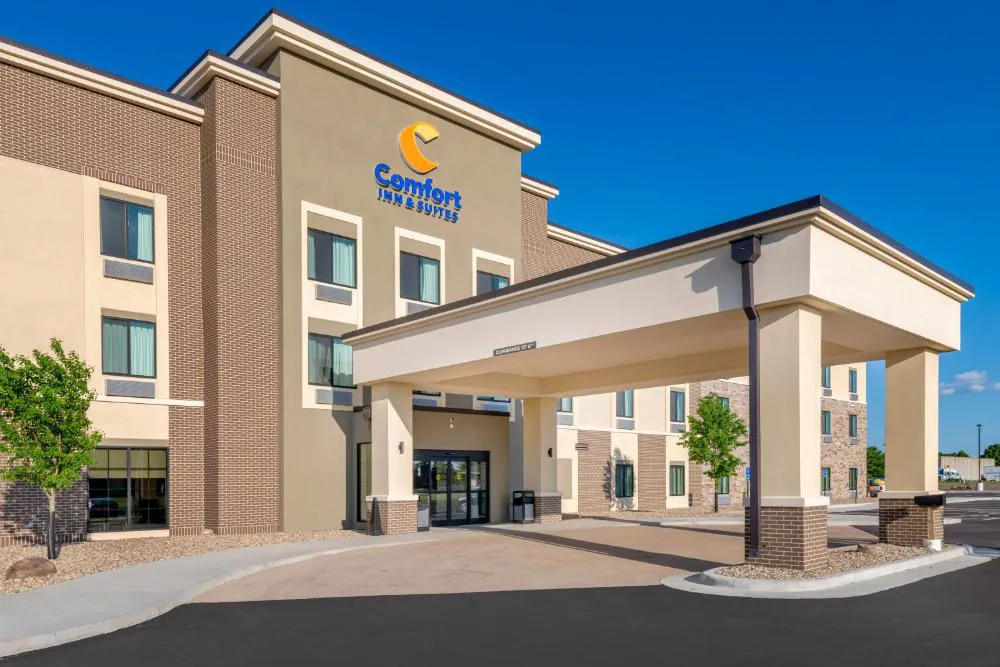 Comfort Inn & Suites hotel hero