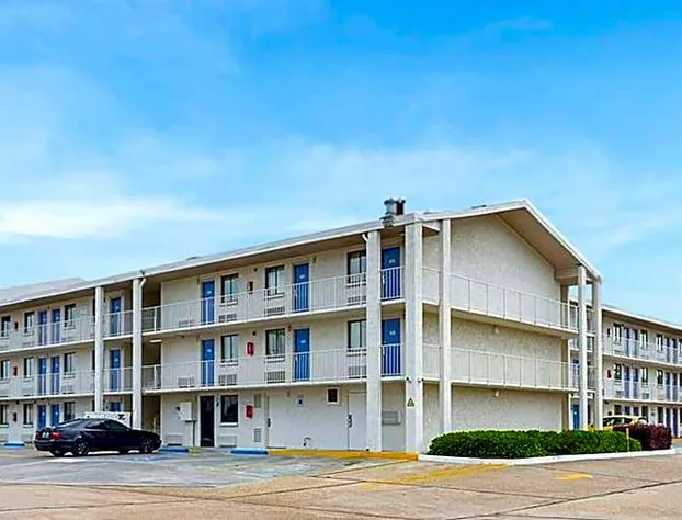 Super 6 Inn & Suites Baton Rouge hotel detail image 3