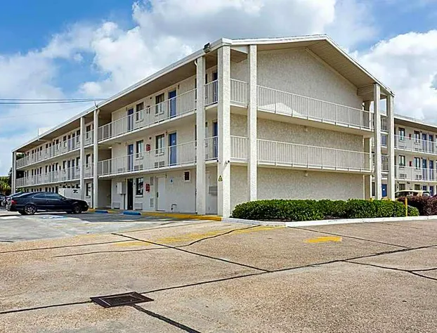 Super 6 Inn & Suites Baton Rouge hotel detail image 4