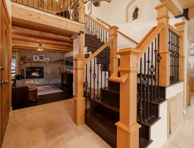 1971-Winterset Lodge home hotel detail image 3