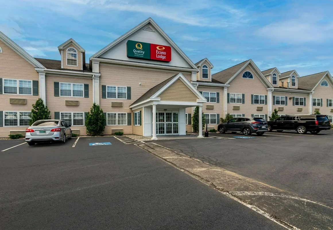 Econo Lodge hotel hero