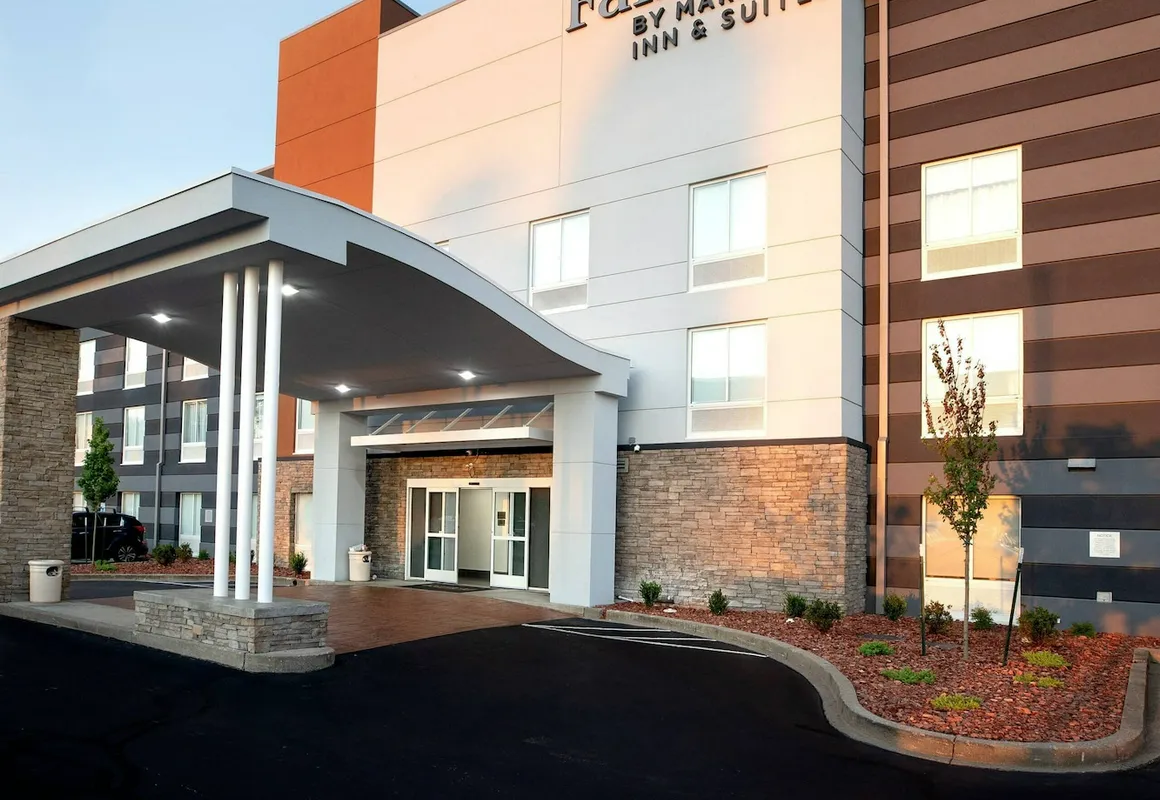 Fairfield Inn & Suites by Marriott Louisville Airport hotel hero
