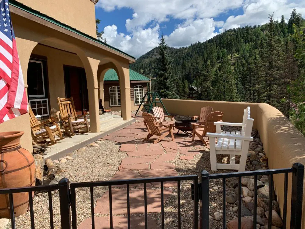 Brown Bear Lodge - hotel hero