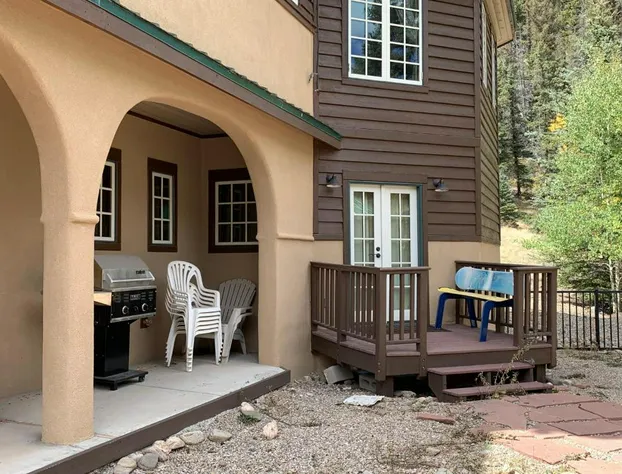 Brown Bear Lodge - hotel detail image 3