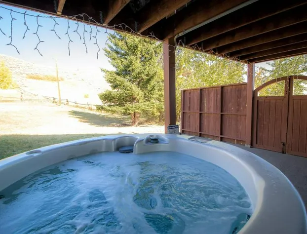 Dog Friendly Elk Ridge with Hot Tub by AAA Red Lodge Rentals hotel detail image 4