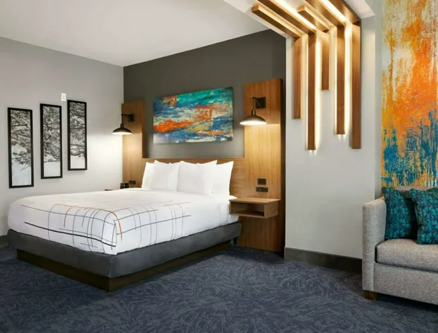 La Quinta Inn & Suites by Wyndham Louisville NE/Old Henry Rd hotel detail image 3