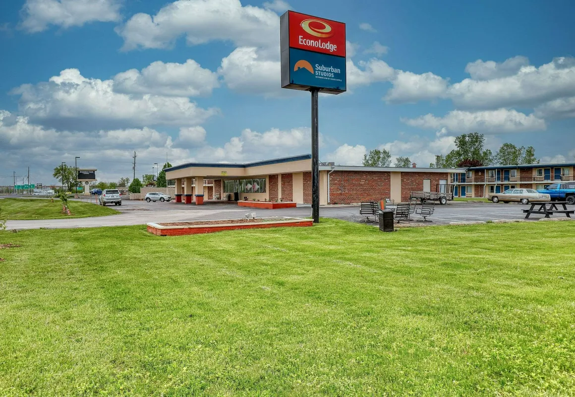 Suburban Studios Neenah-Appleton hotel hero