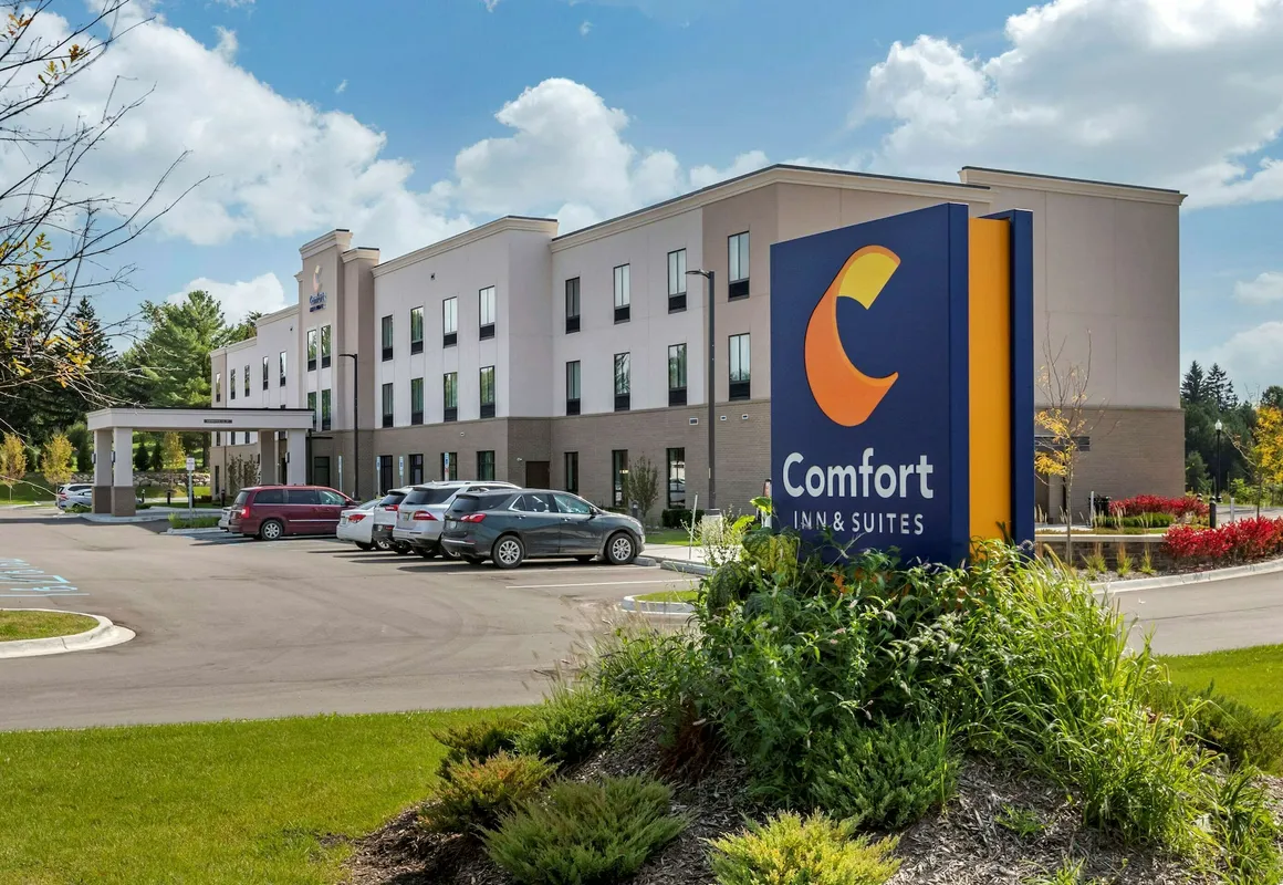 Comfort Inn & Suites hotel hero
