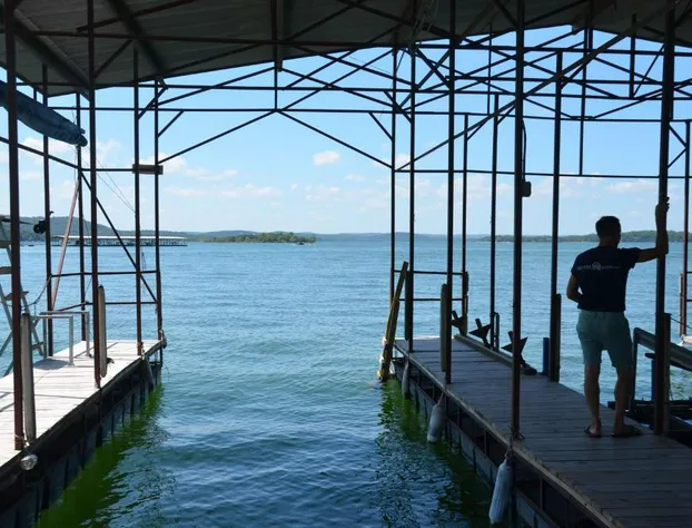 2 bdr Suite Right on Lake Tablerock Near Big Cedar Lodge Red Bud Cove hotel detail image 4