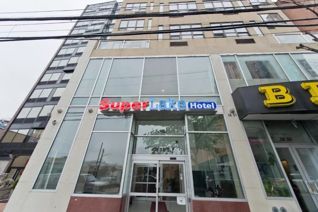 Super Lake Hotel hotel hero