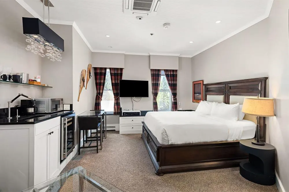 Independence Square Lodge hotel hero